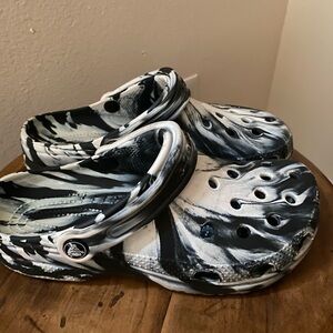 Marble black white crocs